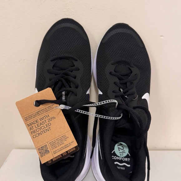 NWT Nike Men\'s Black and White Athletic Shoes main image 4
